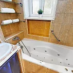 Old Town Gateway Apartment *